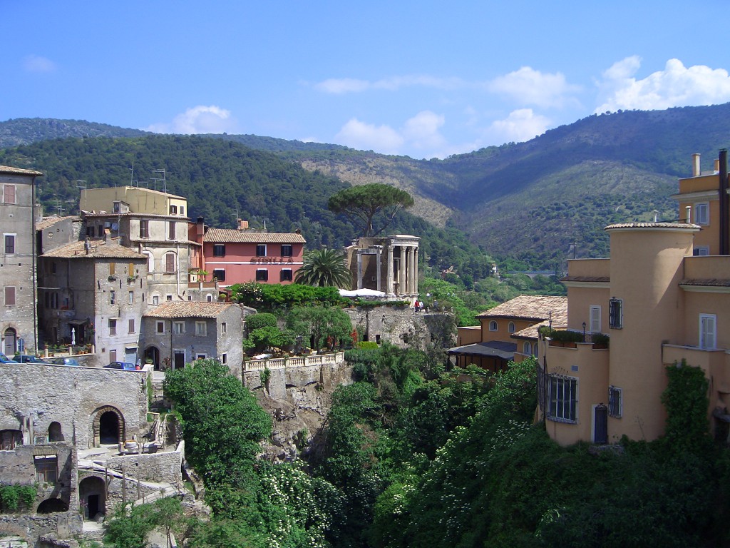 In questa foto del 2005 la zona prima della ripulitura