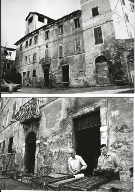 Palazzo Sabbi, prima di vicolo del Giglio, tra via Mauro Macera e vicolo dei Marzi. A piano terra l'antica officina di fabbro degli Angeletti. Sopra il balcone lo stemma dei Sabbi. Foto del 1 e 5 luglio 1982. Roberto Borgia. Negativi 1/19-10 e 1/20-5