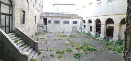 Cortile del'ex Seminario Vescovile (foto del 21 ottobre 2023). Già sede della Scuola Media Statale "Albio Tibullo" negli anni 60 dell'altro secolo, le porte sulla parte destra della foto immettevano in aule per gli alunni. Nel cortile attendevano le classi prima di essere fatte entrate nel palazzo. Si entrava dalla porta ad angolo sulla parte destra.