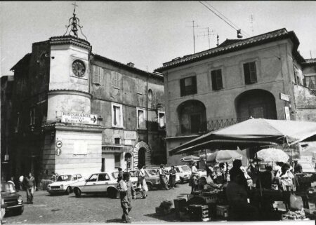 Piazza Rivarola, mercato del mercoledì 19 maggio 1982, foto Roberto Borgia. neg._1/17-24.